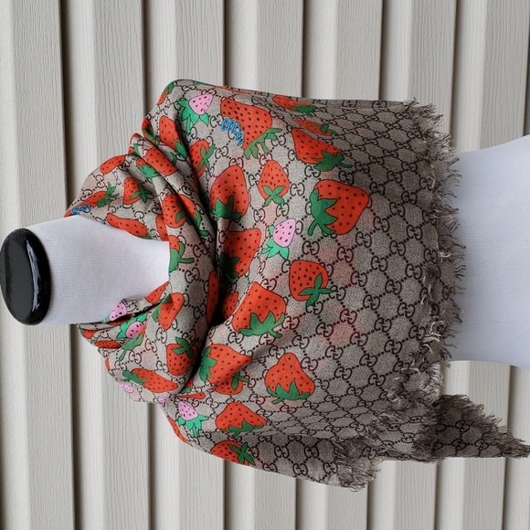 GUCCI LARGE LIGHTWEIGHT MONOGRAM GG STRAWBERRY SCARF SHAWL - Picture 7 of 10